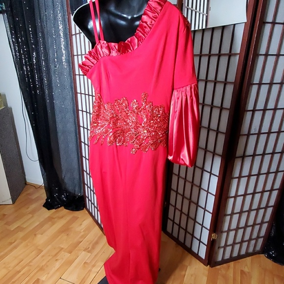 Formal gown - Picture 3 of 3